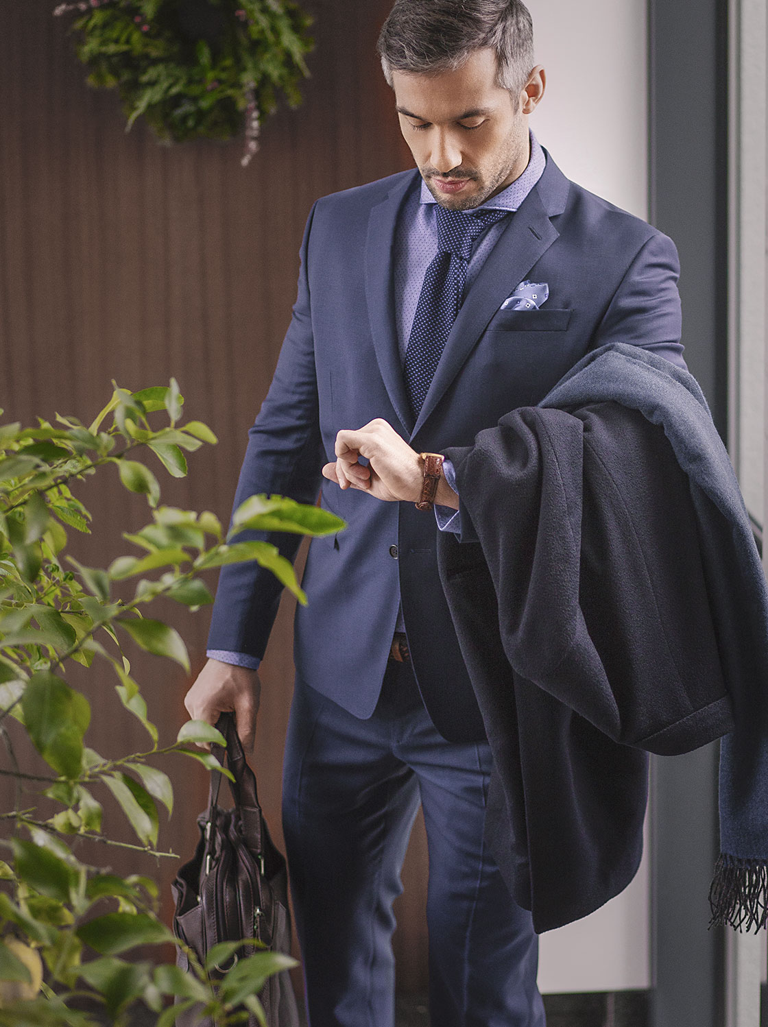 Moderno i elegantno muško poslovno odijelo
