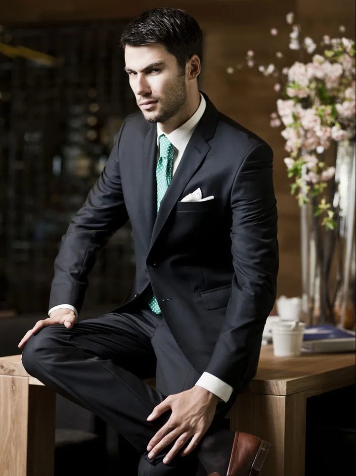 Crno poslovno odijelo BU07, uski rever i bijeli rupčić