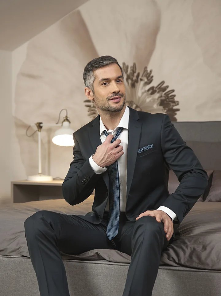 Antracit poslovno odijelo BU50, uski rever i rupčić u tonu kravate