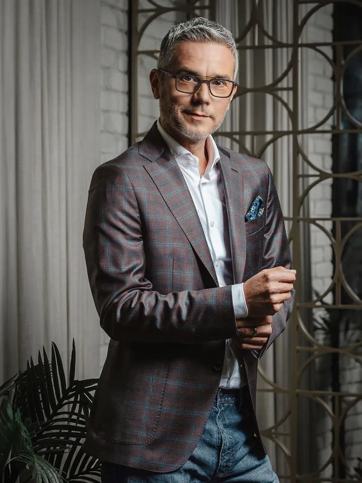 Smeđe-bordo casual odijelo CA33, tirkizni rupčić kao kontrast